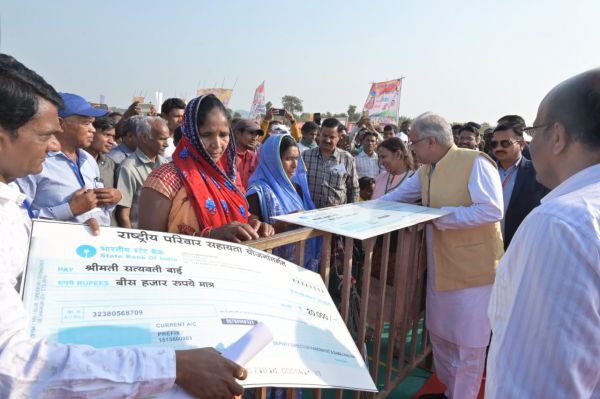 मुख्यमंत्री ने 11 हितग्राहियो को वितरित किया उपयोगी सामान व चेक