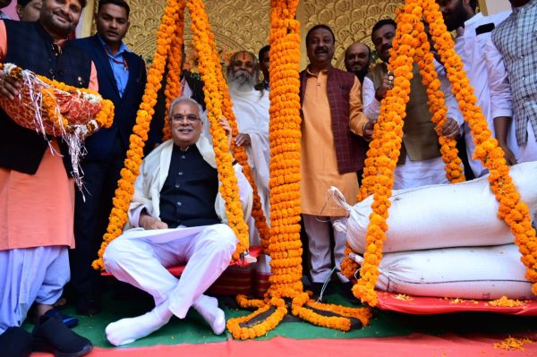 मुख्यमंत्री श्री बघेल ने पूजा अर्चना कर प्रदेशवासियों की सुख समृद्धि की कामना की