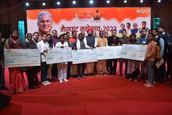  पवन के भोजपुरी लोकगीतों से थिरके दर्शक