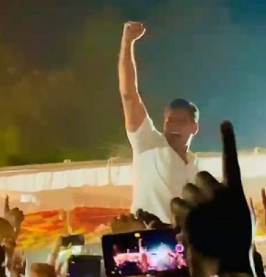 ईडी के अधिकारी देवेंद्र यादव के बंगले से रवाना, विधायक को समर्थकों ने कंधे पर बैठाया