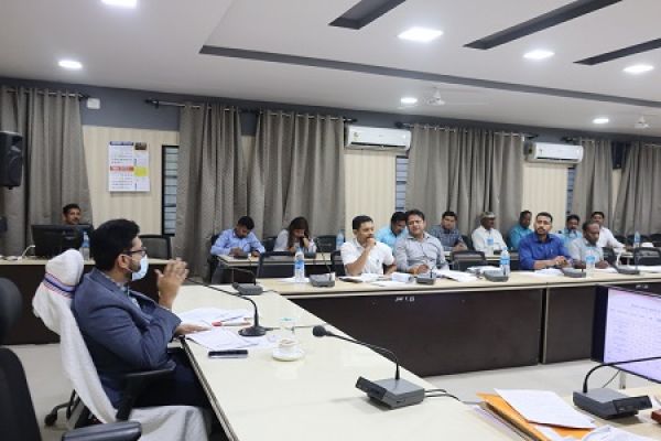 प्रकरणों और शुल्क वसूली की समीक्षा : कलेक्टर