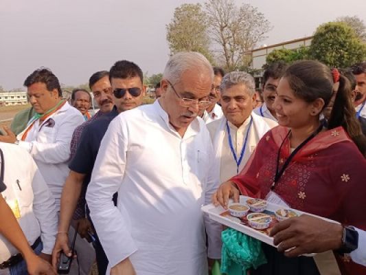  मुख्यमंत्री ने चखा तेन्दू से बने आइसक्रीम का स्वाद