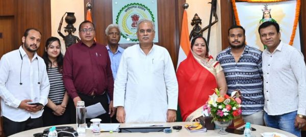 मुख्यमंत्री ने छत्तीसगढ़ी गीत &lsquo;कका जिन्दा हे&lsquo; का विमोचन किया