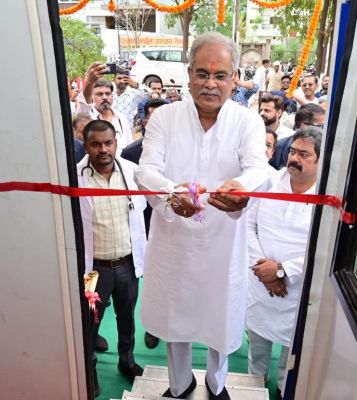  वैशाली नगर में सीएम बघेल ने किया 4 मोबाइल मेडिकल यूनिट का उद्घाटन