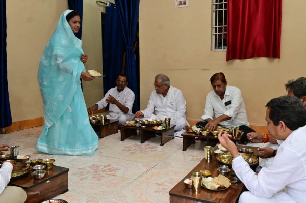 मुख्यमंत्री ने पटेल परिवार के घर छत्तीसगढ़िया भोजन का लिया आनंद