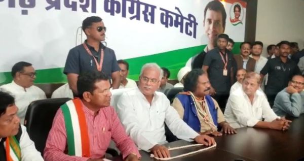 नंदकुमार साय ने थामा कांग्रेस का दामन, मुख्यमंत्री ने दिलाई सदस्यता