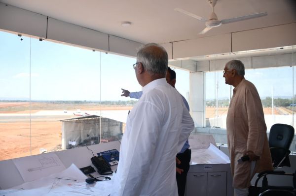 मुख्यमंत्री ने महामाया एयरपोर्ट के एटीसी टावर का किया निरीक्षण, देखा एयरपोर्ट का व्यू