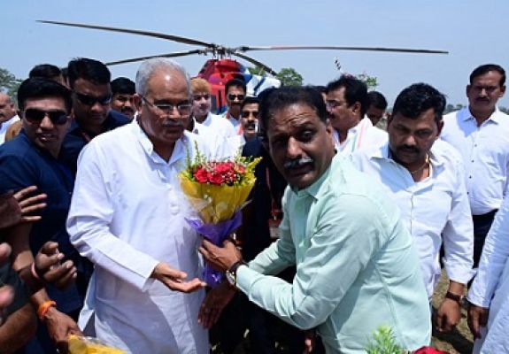 मुख्यमंत्री बघेल का हेलीपैड पर जोरदार स्वागत