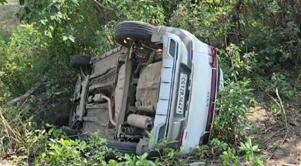 तेज रफ़्तार कार पलटी, 5 लोग बुरी तरह घायल