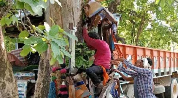 पेड़ से टकराया ट्रक, ड्राइवर समेत 3 गंभीर...