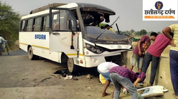 तेज रफ्तार बस रेलवे ब्रिज से टकराई, 26 घायल