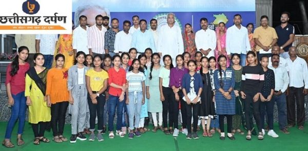 अध्ययन यात्रा से लौटे मेधावी छात्र-छात्राओं ने मुख्यमंत्री से मुलाकात की