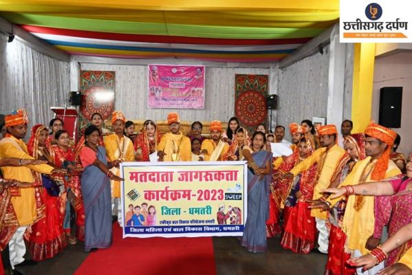 नवविवाहितों ने ली मतदान करने की शपथ