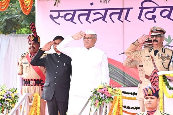 मुख्यमंत्री भूपेश बघेल ने स्वतंत्रता दिवस पर रायपुर में ध्वजारोहण किया