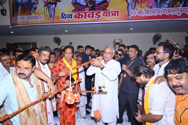 कावड़ यात्रा में शामिल हुए मुख्यमंत्री