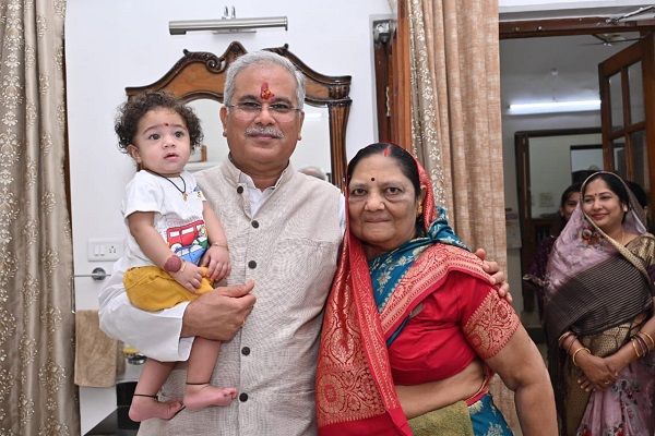 जन्मदिन पर सीएम बघेल ने शेयर की फैमिली फोटो, लिखा....