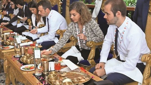 छत्तीसगढ़ में जी-20 बैठक: विदेशी मेहमानों ने खाया चीला, लाल भाजी