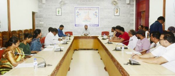  चुनाव के लिए पेट्रोल का स्टॉक सुरक्षित रखें पम्प संचालक : कलेक्टर