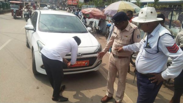  आचार संहिता लगते ही एक्शन में आई पुलिस, गाड़ियों से हटाई पदनाम प्लेट
