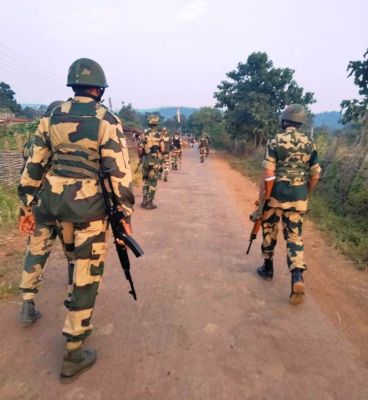 फ्लैग मार्च कर सुरक्षा बलों ने लोगों को निर्भीक होकर मतदान करने प्रेरित किया