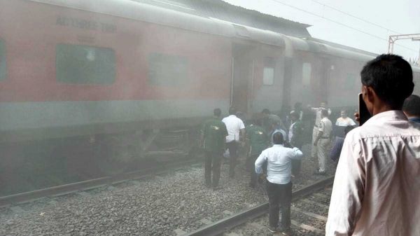 पुरी एक्सप्रेस के बी-2 कोच में आग लगने से मचा हड़कंप, धुआं उठने के बाद मची अफरातफरी