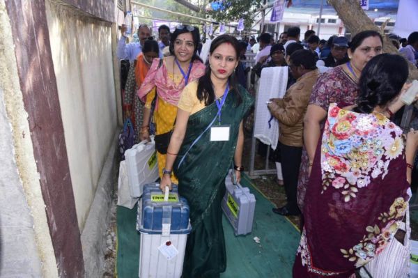 संगवारी केंद्र के लिए रवाना हुई महिला मतदान कर्मी