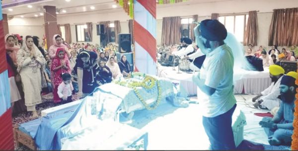 गुरुनानक देव जी की जयंती पर गुरुद्वारों में गूंजी गुरूवाणी