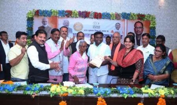 85 वर्षीया भागोबाई को मिली लगभग पौने दो लाख रुपए की बोनस राशि