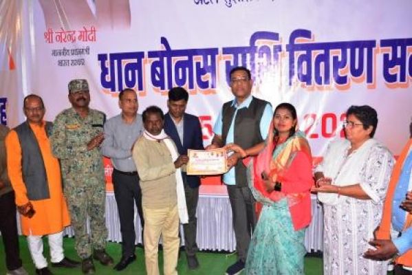 मुख्यमंत्री ने किसानों के खाते में 2 साल का धान का बकाया बोनस राशि अंतरित किया