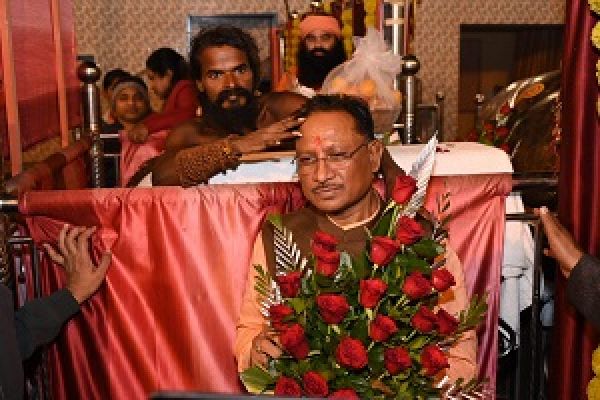  मुख्यमंत्री बाबाधाम कोसमनारा पहुंचे, सत्यनारायण बाबा से लिया आशीर्वाद