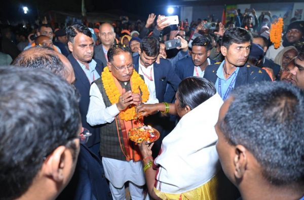 कुनकुरी में मुख्यमंत्री का पारंपरिक वेशभूषा और ढोल नगाड़ों के साथ किया स्वागत