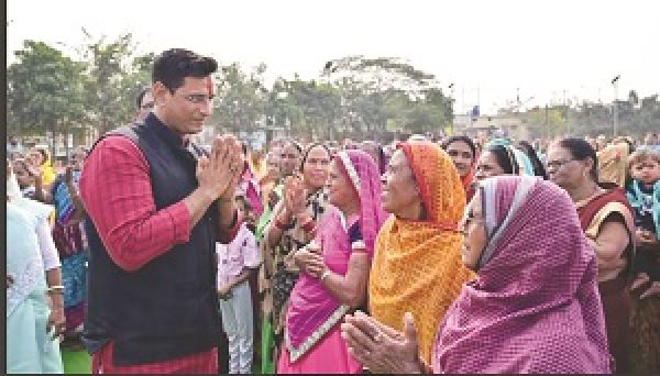  खुर्सीपार के वार्डों में पहुंचे विधायक देवेंद्र यादव, जनता का जताया आभार