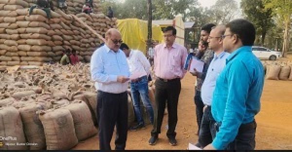  कलेक्टर ने किया धान उपार्जन केन्द्र बीजापुर का औचक निरीक्षण