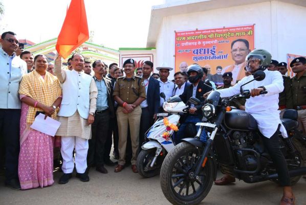 सीएम साय ने बगिया निवास से हेलमेट जागरूकता रैली व अंजोर रथ को रवाना किया