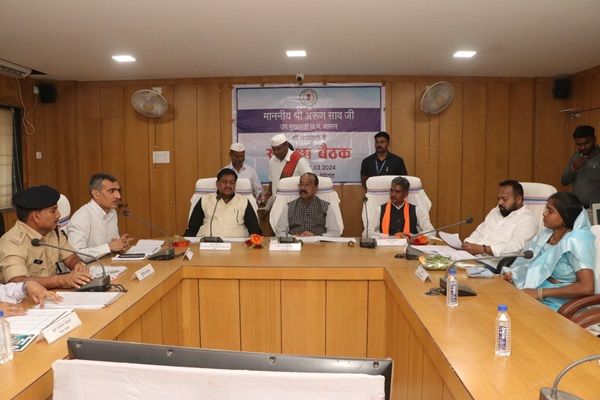  उप मुख्यमंत्री ने ली ज़िला अधिकारियों की बैठक