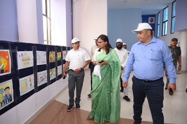 कलेक्टर ने छात्र-छात्राओं के प्रदर्शित आर्ट गैलरी का किया अवलोकन