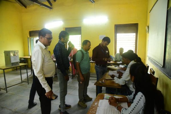 डाक मतपत्र के माध्यम से सुविधा केन्द्र से पहले दिन 9 लोगों ने किया मतदान