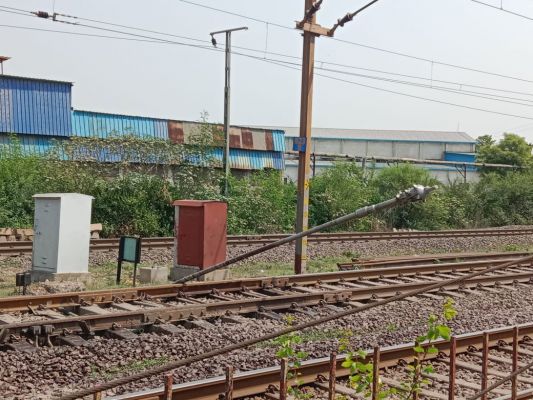रायपुर रेलवे स्टेशन में हुआ बड़ा हादसा, ट्रेन के ऊपर गिरा बिजली का खम्बा 