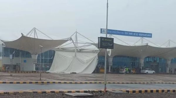 दिल्ली के बाद अब राजकोट एयरपोर्ट टर्मिनल के बाहर की छत ढही