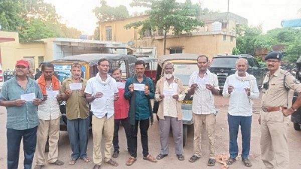 यातायात पुलिस नियमों का पालन न करने वाले ऑटो चालको के विरूद्ध कार्यवाही