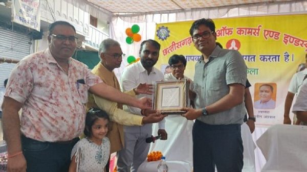 चेम्बर ऑफ़ कामर्स ने मंत्री ओपी चौधरी को किया सम्मानित