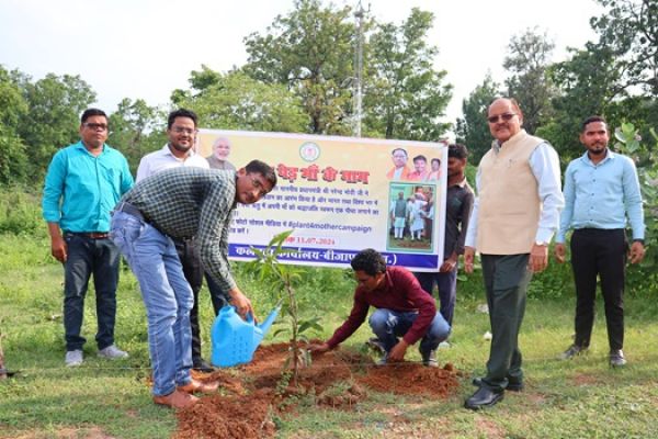 एक पेड़ मॉ के नाम अर्न्तगत जिला कार्यालय परिसर में हुआ वृक्षारोपण