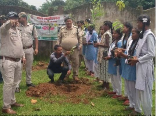 बच्चों से लेकर वृद्धजनों ने अपनी मां के नाम से एक पेड़ लगाया, ली सुरक्षा की जिम्मेदारी