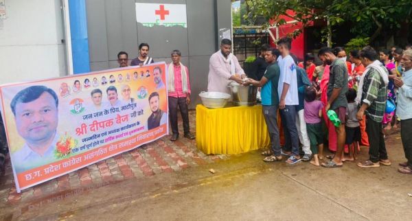 मरीजों की सेवा कर कांग्रेस कार्यकर्ताओं ने मनाया दीपक बैज का जन्मदिन