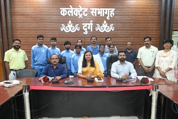 नेशनल स्कूल खेल में पदक विजेताओं को किया चेक वितरण