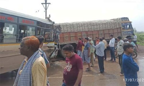 रायपुर-बलौदाबाजार मार्ग पर हादसा: ट्रक-बस की टक्कर में 20 लोग घायल