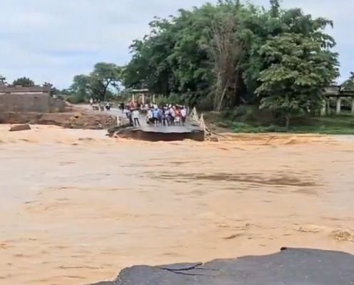 बारिश में बह गया पुल, 70 गांव कटे...