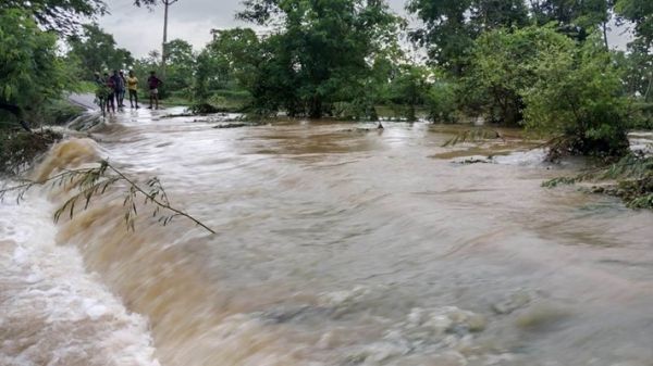 बालोद में उफनते नाले को पार कर रही कार बही, छह युवक थे सवार