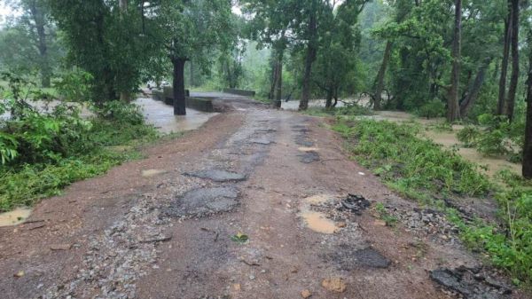 ठेकेदार-अधिकारी ने मिलकर PMGSY की सड़क पर चढ़ाया भ्रष्टाचार का डामर...