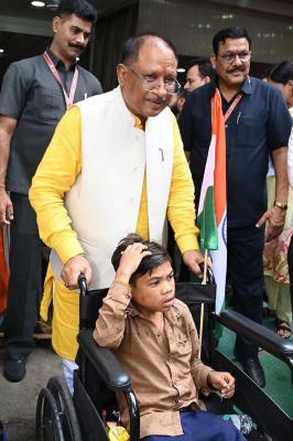  सुनहरे भविष्य की उम्मीद : दिव्यांग रूपेश को मिली पचास हजार रुपए की सहायता राशि